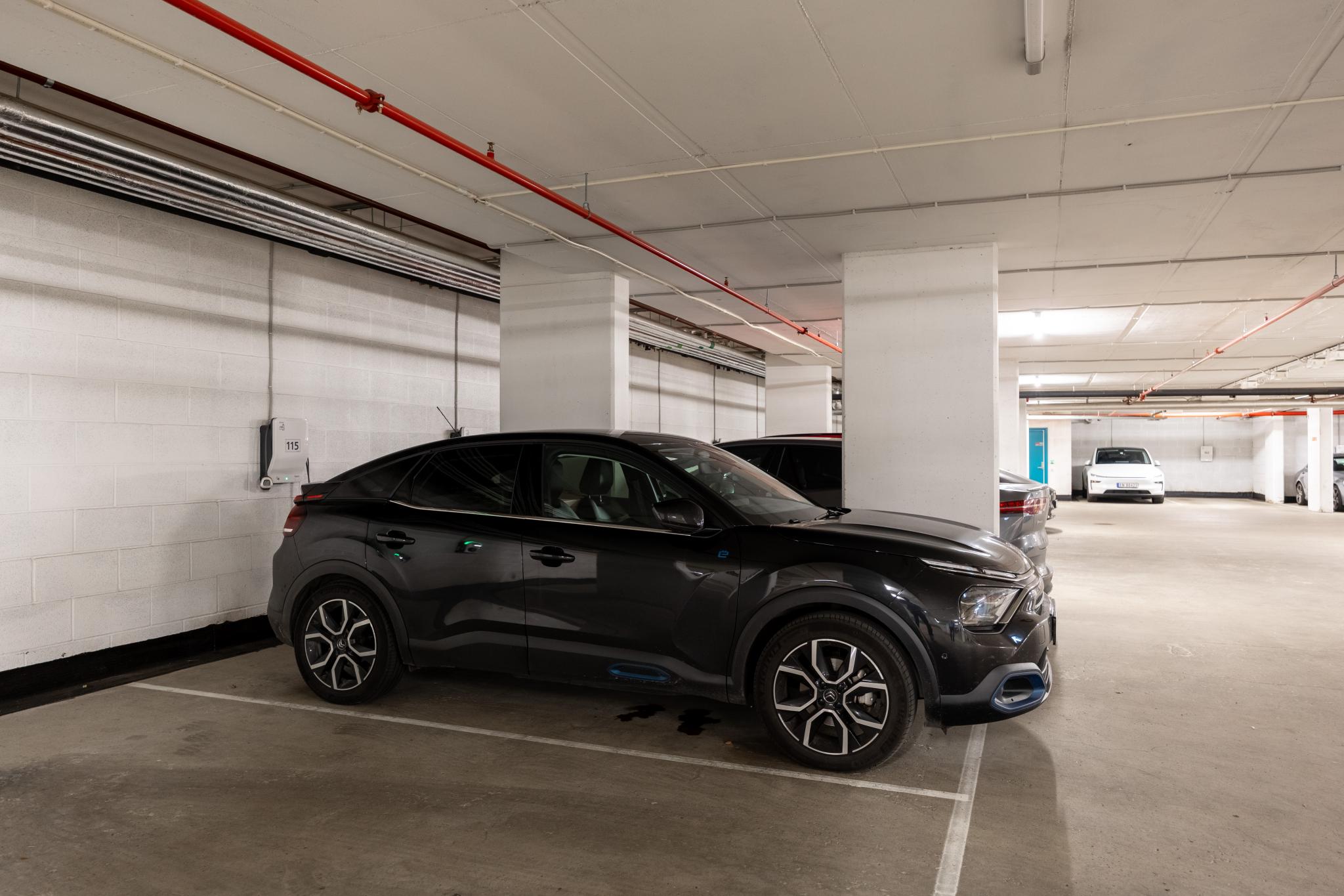 Romslig garasjeplass med el-billader - leies ekstra for 1500,-/mnd